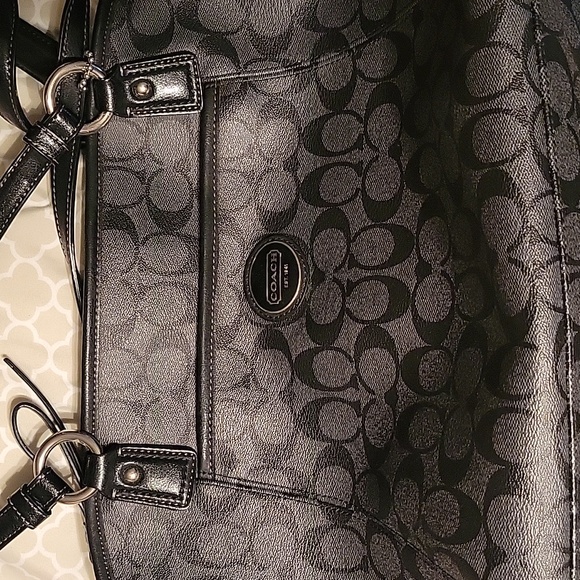 Coach Handbags - Coach black bag zipper top
